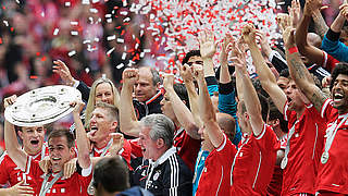 Die Schale ist wieder in München: Jubel beim FC Bayern © Bongarts/GettyImages