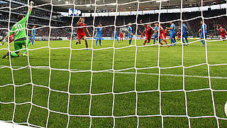 Das Tor zum Sieg: Bayerns Thomas Müller trifft zum 2:1 gegen Hoffenheim © Bongarts/GettyImages