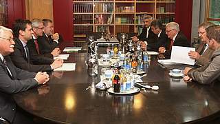 Die DFB-Delegation um Dr. Zwanziger beim Gespräch mit Kurt Beck © Bongarts/GettyImages 