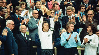 Mit dem WM-Pokal von 1974: Franz Beckenbauer © Bongarts/GettyImages