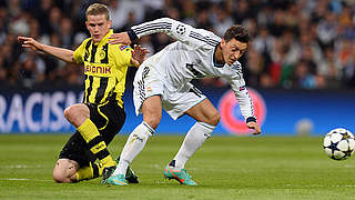 Just like last year: Sven Bender up against Mesut Özil © Bongarts/GettyImages