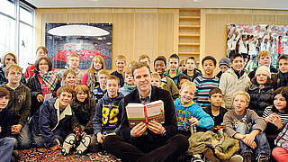 Vorleser im Mittelpunkt: Oliver Bierhoff und 50 begeisterte Zuhörer © Bongarts/GettyImages