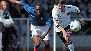 Duell in Prien: Leonardo Bittencourt (r.) gegen Jerome Roussillon © Bongarts/Getty Images