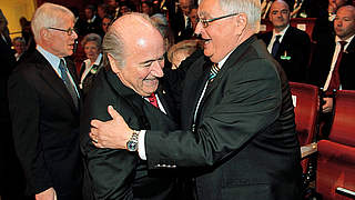 Gratulation nach der Auszeichnung: Joseph S. Blatter und Dr. Zwanziger © Bongarts/GettyImages