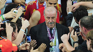 Zweiter Titel mit Spanien: Vicente del Bosque (v.) mit Goldmedaille © Bongarts/GettyImages