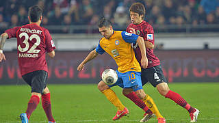 Intensives Duell: Hannovers Hiroki Sakai (r.) gegen Braunschweigs Mirko Boland (M.) © Bongarts/GettyImages