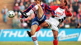 Im FCK-Dress gegen Bayern - Brehme (r.), 1996 im Duell mit seinem "Spezi" Klinsmann © imago