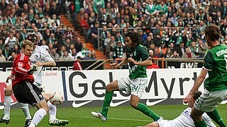 Duell in Bremen: Schalkes Neuer hält gegen Pizarro (m.) von Bremen © Bongarts/Getty Images