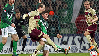 Sebastian Prödl (r.) gegen Jan Schlaudraff  © Bongarts/GettyImages