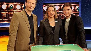 Halbfinale ausgelost: Moderator Claus Lufen, Inka Grings und Daniel Brühl © Bongarts/GettyImages