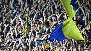 Feiern die Rückkehr in die Bundesliga: die Fans von Eintracht Braunschweig © Bongarts/GettyImages