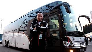 Anekdoten inklusive: Unser Fahrer Wolfgang Hochfellner heißt Euch im Teambus willkommen. © Bongarts/GettyImages