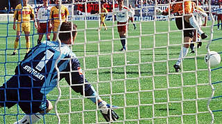 22. Mai 1999: Hamburg-Torhüter Butt (r.) trifft zum 2:1 gegen den VfB Stuttgart © Bongarts/GettyImages