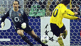 Eingenetzt: Rosicky (r.) trifft 2002 für den BVB gegen Arsenal und Keeper Seaman © Bongarts/GettyImages