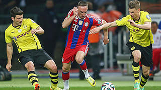 Kaum ein Durchkommen: Münchens Franck Ribéry (M.) gegen zwei Dortmunder © Bongarts/GettyImages