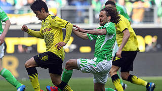 Dribbling: Kagawa (l.) setzt sich gegen den Wolfsburger Jiracek durch © Bongarts/GettyImages