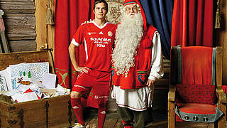 Ein Santa-Claus-Spieler und Santa Claus selbst © dfb