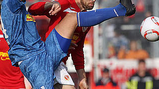 Zweikampf: Faton Toski und der Cottbuser Marco Kurth © Bongarts/gettyImages