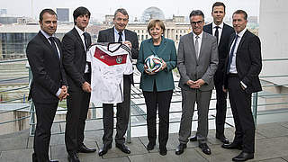 Sport meets politics: DFB delegation visit Angela Merkel at Federal Chancellery © Presse- und Informationsamt der Bundesregierung