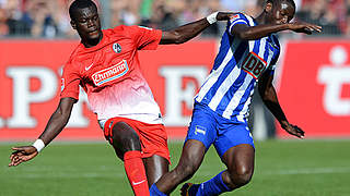 Zweikampf an der Dreisam: Fallou Diagne (l.) gegen den Berliner Adrian Ramos © Bongarts/GettyImages