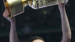 Überglücklich: Julian Draxler mit dem Pokal © Bongarts/gettyImages