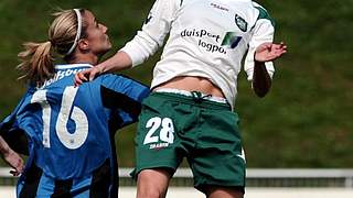 Wolfsburgs Rebecca Smith (l.) gegen Femke Maes © Bongarts/GettyImages