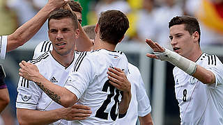 Freude pur: Podolski (l.) trifft nach neun Sekunden und wird gefeiert © Bongarts/GettyImages