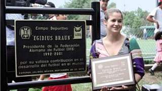 Lisa Braun vertrat ihren Großvater Egidius bei der feierlichen Eröffnung des neuen Kunstrasenfeldes auf dem Gelände der Universidad Autonóma de Guadalajara.  © 