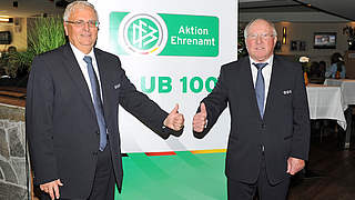 Glückwünsche: Dr. Theo Zwanziger (l.) gratuliert Uwe Seeler zum 75. © SportfotoGettschat
