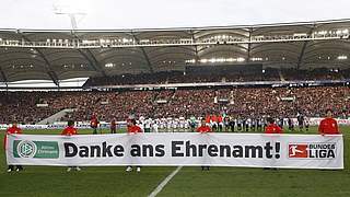 Das Aktions-Banner beim Bundesliga-Spiel zwischen Stuttgart und Köln © DFB