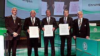 DFB-Ehrennadel für Karl Rothmund, Rolf Hocke und Wolfgang Niersbach © Bongarts/GettyImages