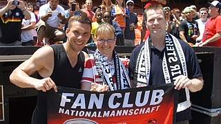 Lukas Podolski mit Silke und Stephan Jehring. © Bongarts/GettyImages