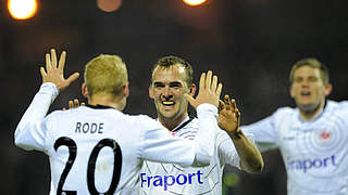 Traf zum 1:0 für die Gäste: Erwin Hoffer (M.) mit Sebastian Rode © Bongarts/GettyImages