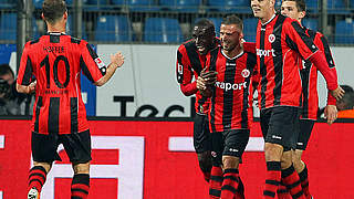 Jubel über den Sieg in Bochum: die Frankfurter Eintracht um Köhler (2.v.r.) © Bongarts/GettyImages