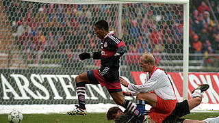 Rekord: Elf Sekunden braucht Bayerns Elber (l.) für sein Tor gegen den HSV © imago