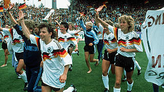 Ehrenrunde nach dem ersten Titelgewinn: die DFB-Frauen jubeln 1989 in Osnabrück © Bongarts/GettyImages