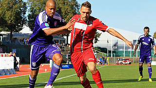 Zweikampf im Steigerwaldstadion: Erfurts Öztürk gegen Pisot (l.) vom VfL Osnabrück © Bongarts/GettyImages