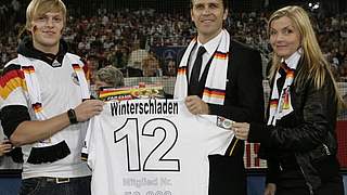 Oliver Bierhoff und Ines Rupprecht ehren Lukas Winterschladen © Bongarts/GettyImages