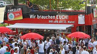 Im Mittelpunkt: Der Fan Club-Bus wird auch in Stuttgart belagert werden. © Bongarts/GettyImages