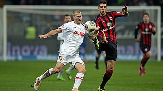 Umkämpftes Duell: Ragnar Klavan gegen Frankfurts Joselu (r.) © Bongarts/GettyImages