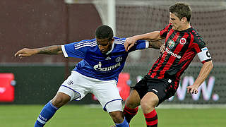 Doppelter Torschütze: Schalkes Jefferson Farfan (l.) im Duell mit Pirmin Schwegler © Bongarts/GettyImages