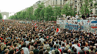 Allez les Bleus: Frankreichs Weltmeister bei der WM-Feier auf den Champs-Elysees 1998 © Bongarts/GettyImages