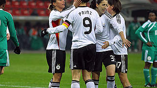 Die Doppeltorschützinnen unter sich: Grings (l.) und Prinz in Leverkusen © Bongarts/GettyImages