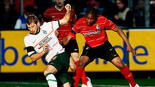 Kampf um den Ball: Aaron Hunt (l.) und Cedric Makiadi © Bongarts/GettyImages