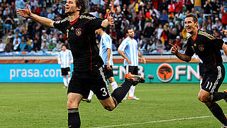 Erster Länderspieltreffer: Friedrich (l.) im WM-Viertelfinale gegen Argentinien © Bongarts/gettyImages