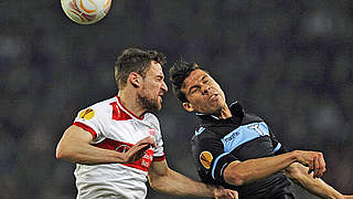 Rückschlag im Hinspiel: Christian Gentner im Duell mit Lazios Hernanes © Bongarts/GettyImages
