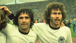 Gerd Müller (links) neben dem heutigen Fan Club-Ehrenmitglied Paul Breitner nach dem Gewinn des WM-Titels 1974.  © Bongarts/GettyImages