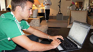 Online: Mario Götze responding to questions posted by Internet users © dfb