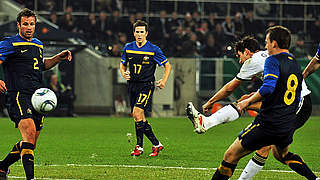 Das 1:0: Mario Gomez trifft in der 26. Minute gegen Mark Schwarzer © Bongarts/GettyImages