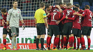 Weichen gestellt: Hannoveraner Jubel über Dioufs Tor zum 1:0 © Bongarts/GettyImages